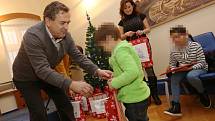 Městský úřad Litoměřice naděloval vánoční dárky dětem z místního Klokánku