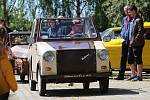 Veterán Car Club Velemín pořádal v sobotu dopoledne závod veteránů všech kategorií. Počasí sice moc nepřálo, ale i přesto dorazilo na start v areálu výstaviště Zahrady Čech několik desítek vozidel a motocyklů.