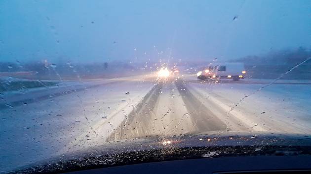 Sníh potrápil řidiče v úterý ráno 28. března na Litoměřicku