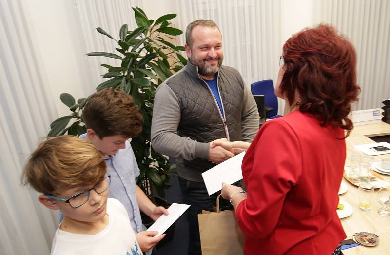 V Bohušovicích nad Ohří ocenila starostka města mladé sportovce oddílu kickboxu.