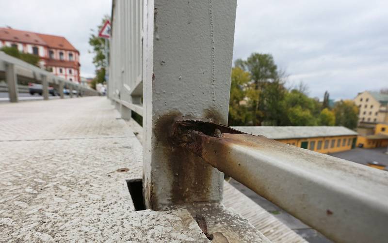 Na Tyršově mostu v Litoměřicích korodují ocelové části.