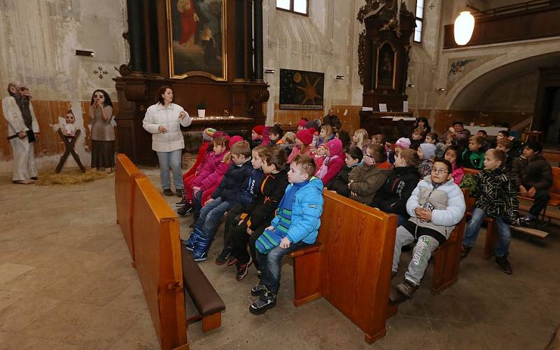 Kostel sv. Ludmily v Litoměřicích se stal místem vyprávění o adventu a tradicích. Na závěr přišel mezi děti Mikuláš.