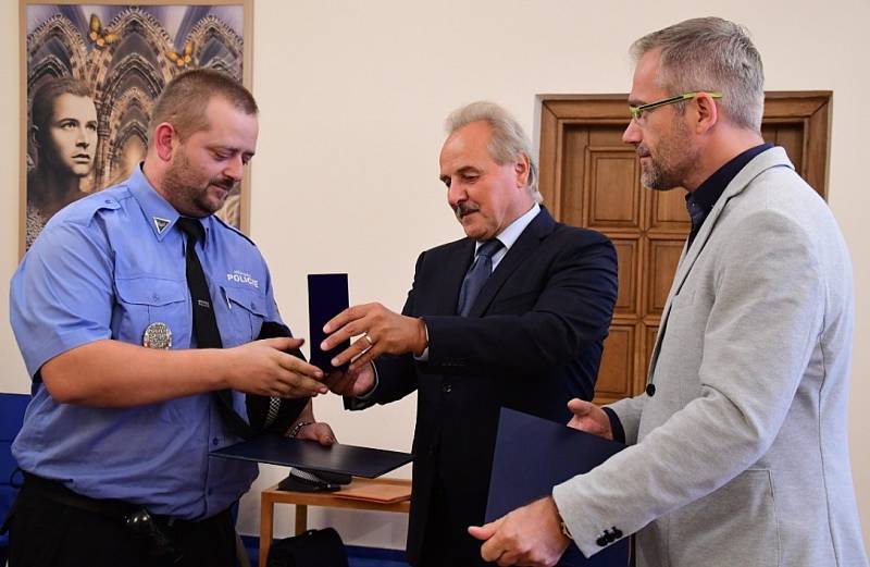 Městská policie v Litoměřicích si v letošním připomíná 25 let od založení. Při té příležitosti předal tento týden starosta města Ladislav Chlupáč všem strážníkům pamětní medaile.