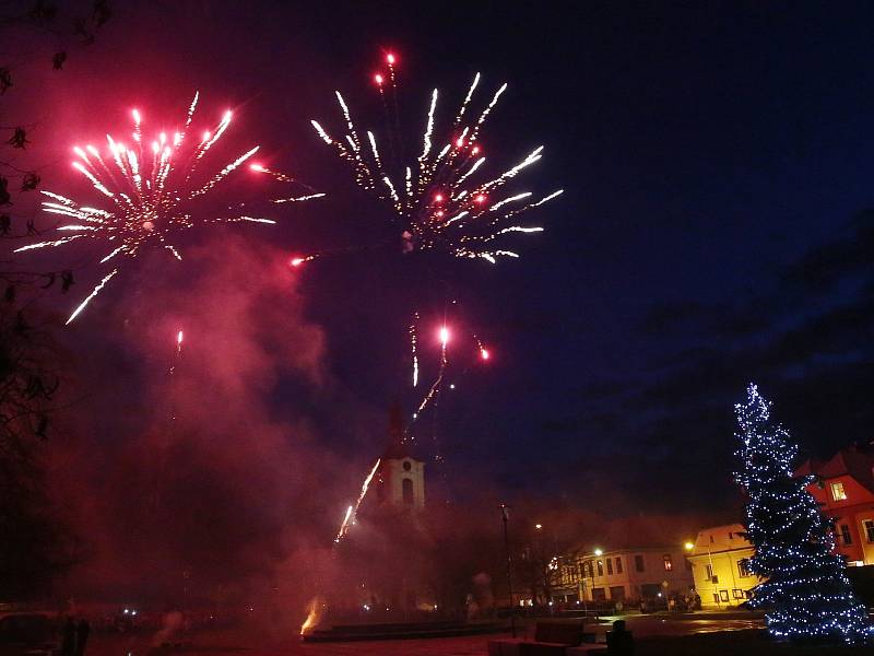 Několik tisíc místních i přespolních obyvatel sledovalo tradiční velkolepý silvestrovský ohňostroj na náměstí v Lovosicích.