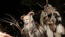 V Radovesicích spojili rozsvícení vánočního stromu s Krampus show.