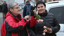 Symbolický Pochod živých se svíčkami připomněl na trase mezi Bohušovicemi a Terezínem zahájení deportací Židů z českých zemí a vznik ghetta Terezín