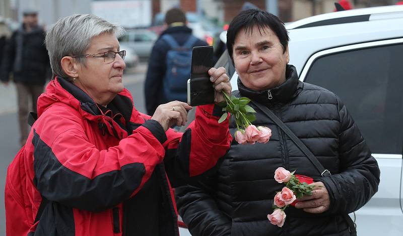 Symbolický Pochod živých se svíčkami připomněl na trase mezi Bohušovicemi a Terezínem zahájení deportací Židů z českých zemí a vznik ghetta Terezín