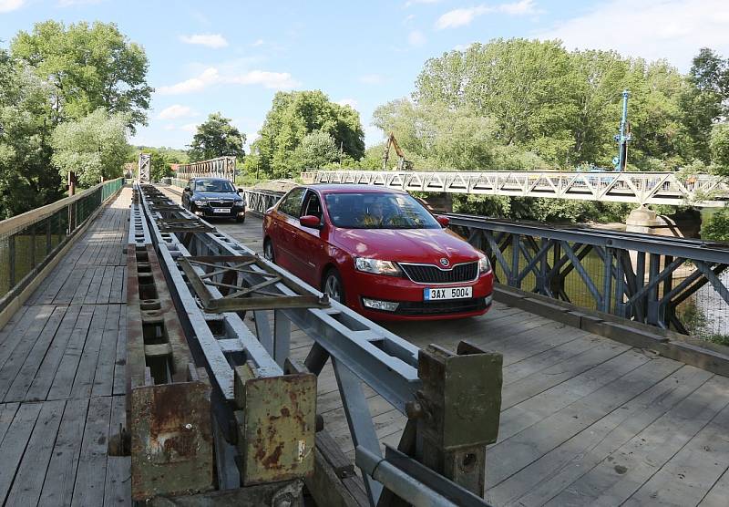 Provizorní most před řeku Ohře v Břežanech mohou využívat osobní auta, autobusy a vozidla IZS. Provoz na mostě nyní řídí semafor. Řidiči nákladních aut musejí využít stanovenou objízdnou trasu. Nový most má být dokončený v září. 