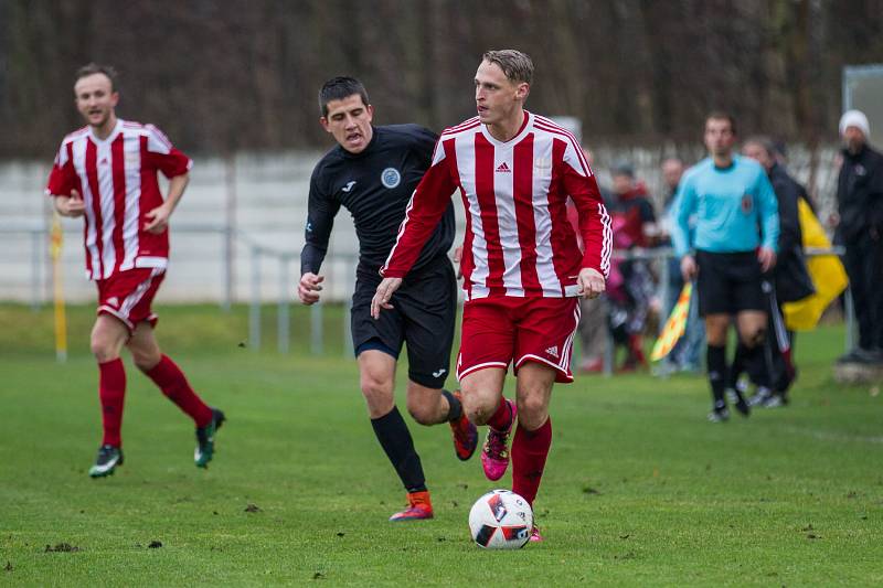 Fotbalisté Brozan (v pruhovaném) porazili v divizním duelu Chomutov 3:1.