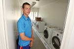 Obyvatelé Českých Kopist i okolních míst, která postihla letošní povodeň, mají možnost vyprat si své prádlo v mobilní prádelně.