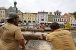 Dřevo pro Kalich opracovávají řemeslníci v Litoměřicích pod drobnohledem.