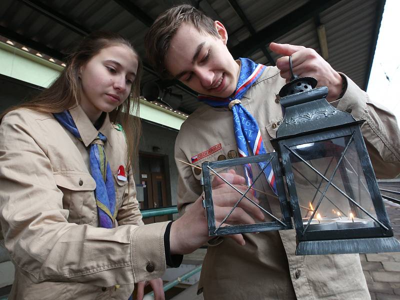 Do Litoměřic opět po roce dorazilo Betlémské světlo.