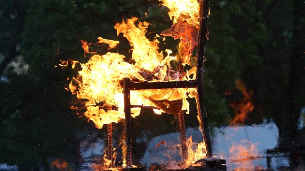 Dnes provázejí pálení čarodějnic špekáčky a kostýmy. Předkové kradli  košťata - Deník.cz