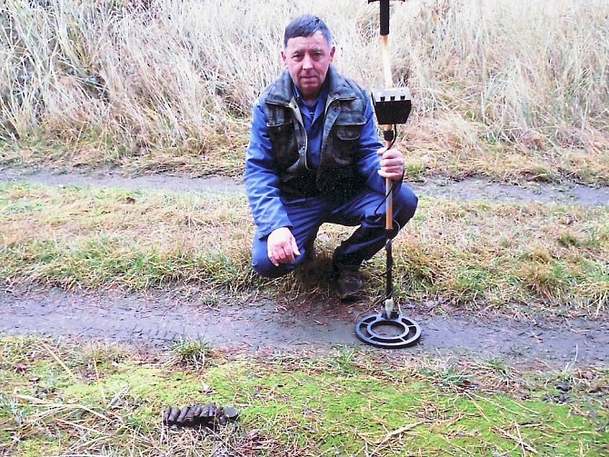 Hledač pokladů našel další granáty. Zbytky munice byly pár centimetrů pod zemí v okolí Travčic. Policisté nález na místě zneškodnili.