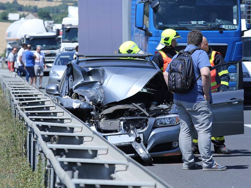 Nehoda karavanu a osobního auta na dálnici D8 u Lovosic