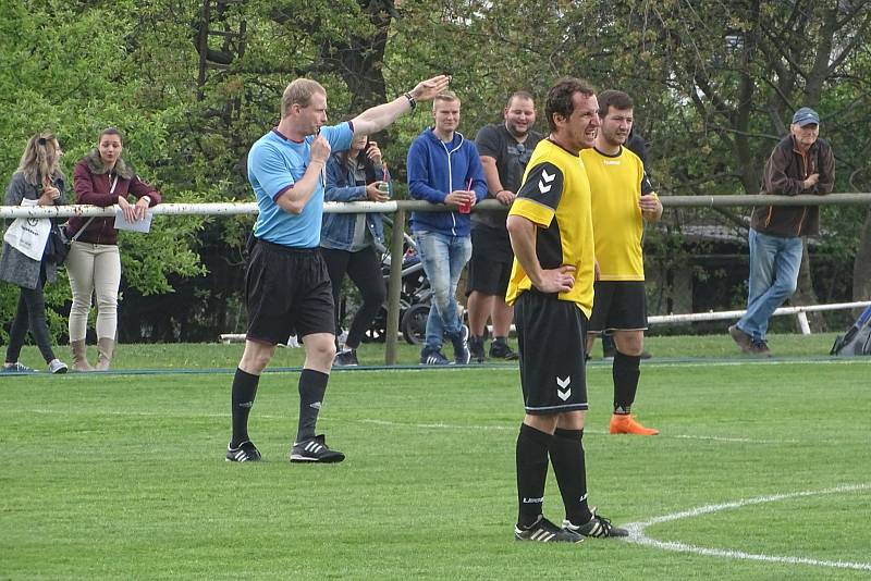 První s druhým. To byl zápas okresního přeboru Pokratice (v zeleném) - Libotenice. Domácí svého soka smetli 6:0.