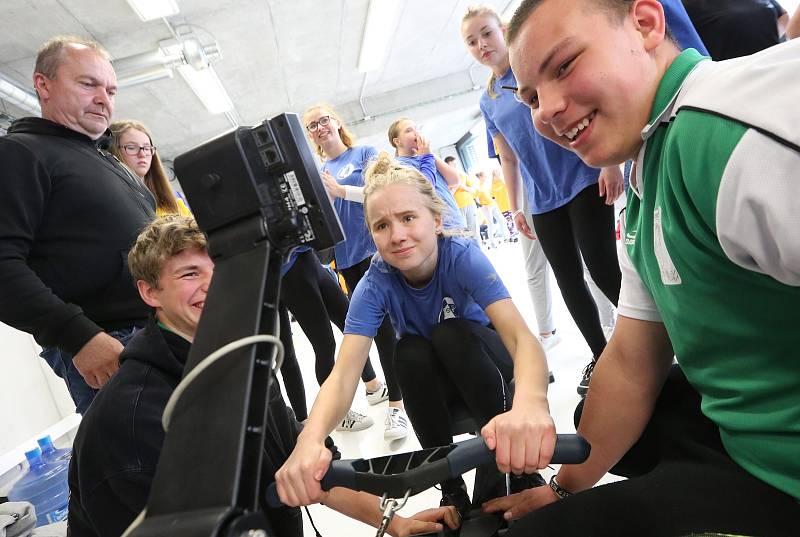 V račické Labe aréně proběhla ve čtvrtek akce Česko vesluje pro základní školy. Závodilo se ve štafetě na veslařských trenažérech.