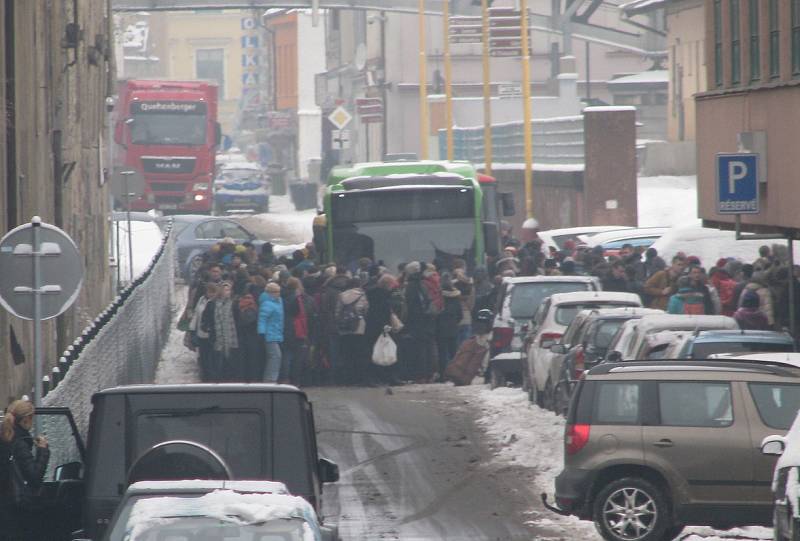 Po tragické nehodě byla vlaková doprava v Roudnici dočasně nahrazena autobusovou