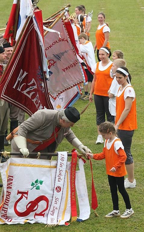 Sokolové cvičili na roudnickém Tyršově stadionu.