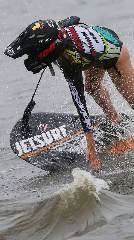 Závody ve vodním sportu v jetsurfu v Třebouticích u Litoměřic. Na motorovém prkně se střídali například herec Roman Vojtek a nebo mistryně v tomto sportu Kateřina Mičánková a Tereza Kadlecová.