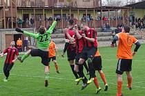 Okresní přebor: Velké Žernoseky (v oranžovém) - Bechlín. 2018/2019