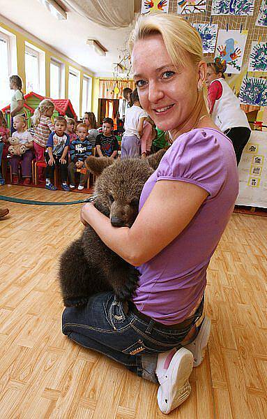 Medvědí mládě si hrálo s dětmi ve školce v Poplzích.
