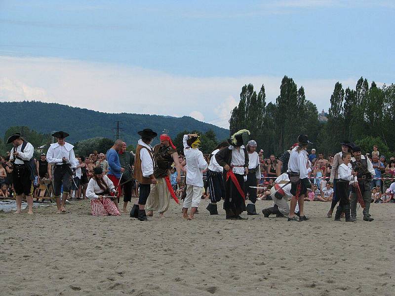 Piráti dobývají jezero v Úštěku 2010.