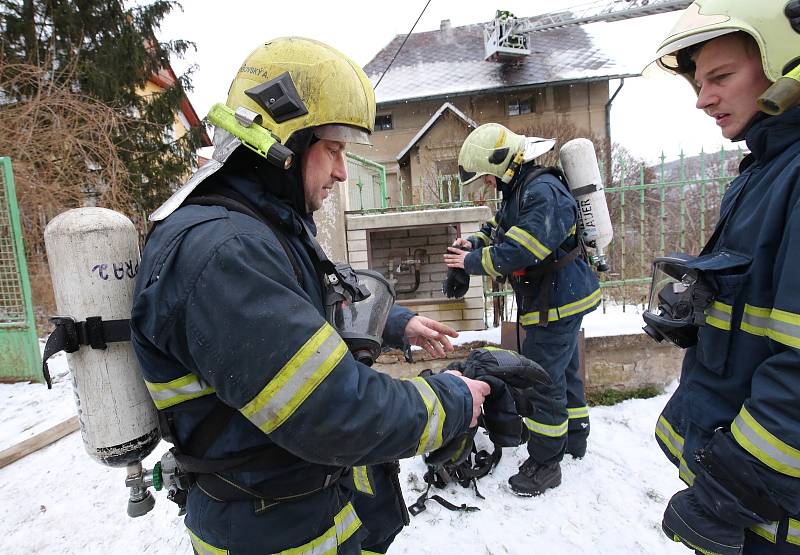 Požár opuštěného rodinného domu v Litochovicích způsobila zapálená svíčka v půdním prostoru.