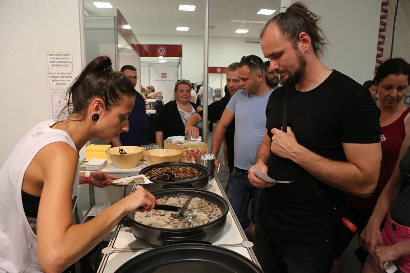 Na 6. ročníku Gastro Food Festu se představilo na 70 vystavovatelů z oboru gastronomie, kteří návštěvníky lákali na řadu nových laskomin připravených například z hadího a krokodýlího masa, z žabích stehýnek i z hmyzu.