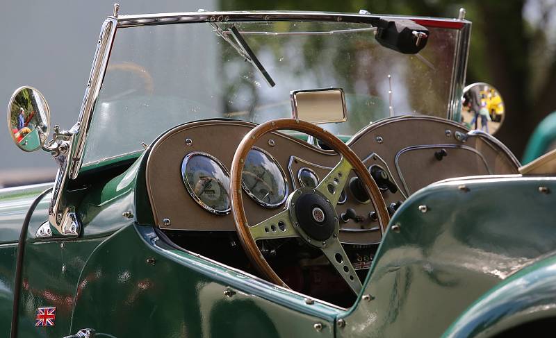 Veterán Car Club Velemín pořádal v sobotu dopoledne závod veteránů všech kategorií. Počasí sice moc nepřálo, ale i přesto dorazilo na start v areálu výstaviště Zahrady Čech několik desítek vozidel a motocyklů.