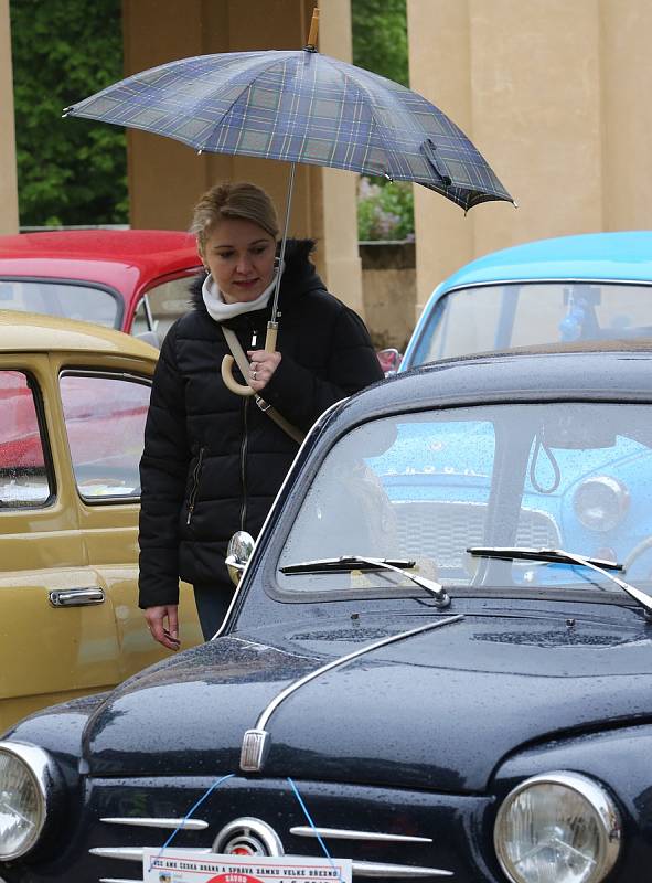 Tradiční závod autoveteránů O pohár hraběte Chotka z Velkého Března do Ploskovic a zpět.