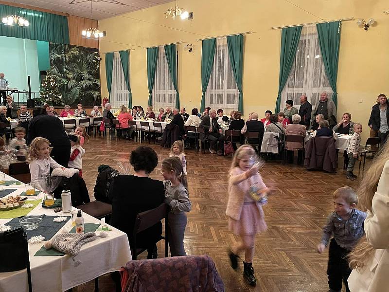 Předvánoční posezení seniorů v Lovečkovicích se vydařilo.