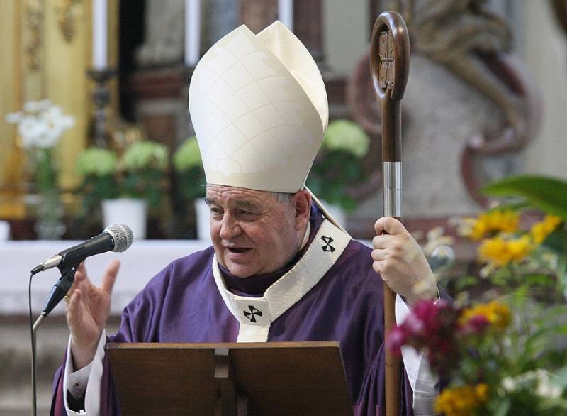 V roudnickém kostele Narození Panny Marie sloužil requiem pražský arcibiskup Dominik kardinál Duka.