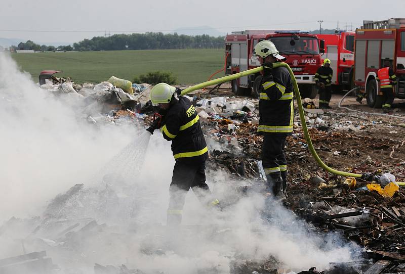 Požár skládky u Želechovic, pátek 1. června 2018.