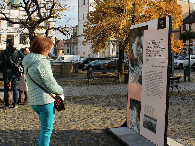 Výstava Paměti národa na Mírovém náměstí v Litoměřicích.