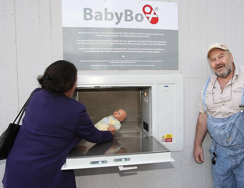 Slavnostní zprovoznění babyboxu v Litoměřicích v roce 2010.