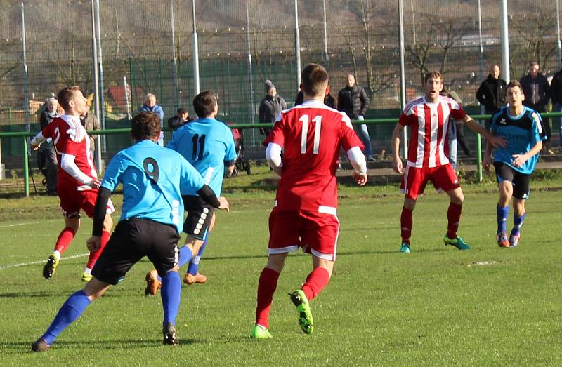 Fotbalisté Štětí (v modrém) nestačili doma na Sokol Srbice.