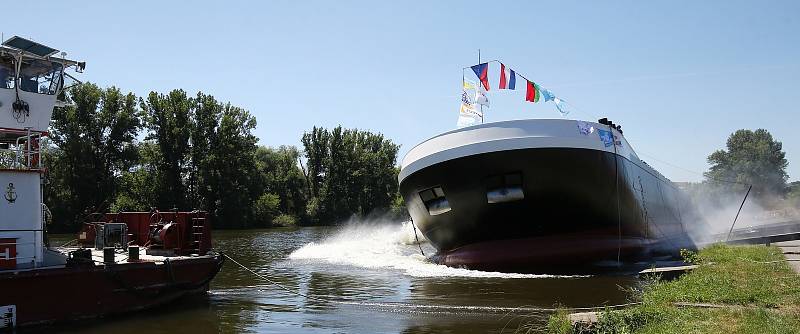 Chemický tanker, který vyrobila loděnice Bárkmet ve Lhotce nad Labem spustili v pátek po poledni na vodu.