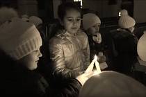 Žáci a učitelé z Liběšic natočili dojemné vánoční video.