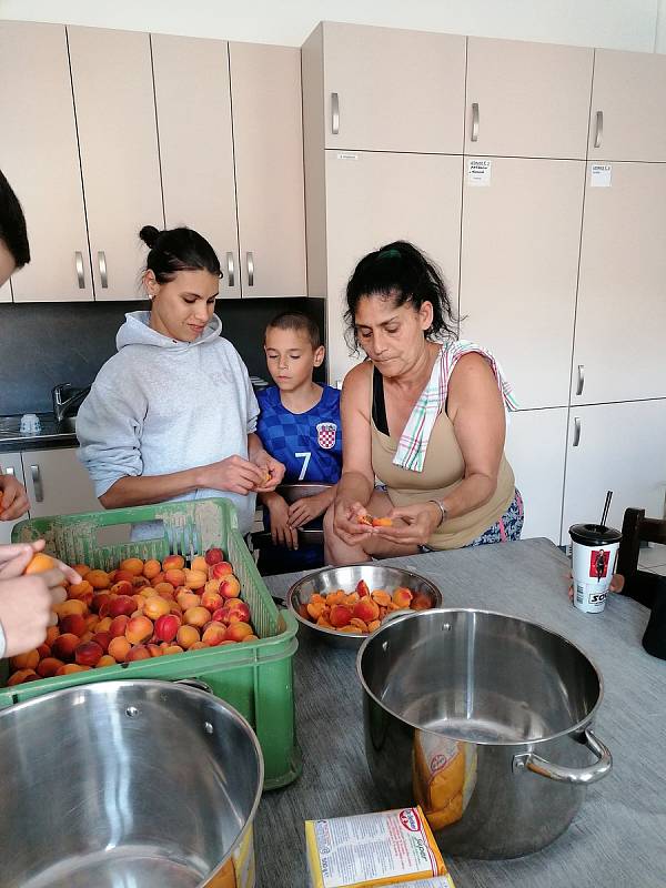 Lidé z lovosického azylového domu dělali marmeládu