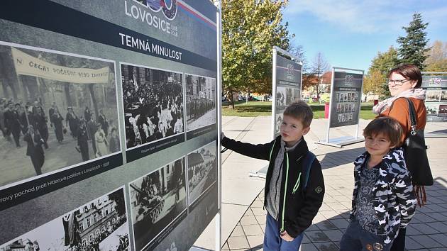 Výstava historických fotografií s názvem 100 let republiky - 100 let Lovosic na Václavském náměstí