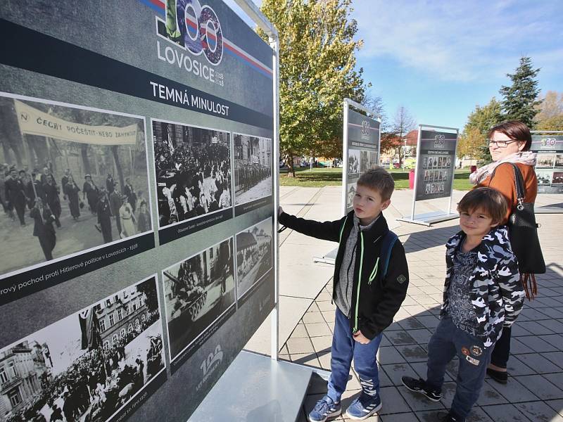 Výstava historických fotografií s názvem 100 let republiky - 100 let Lovosic na Václavském náměstí