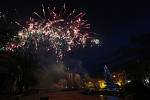 Několik tisíc místních i přespolních obyvatel sledovalo tradiční velkolepý silvestrovský ohňostroj na náměstí v Lovosicích.