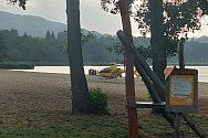 Vrtulník Letecké záchranné služby a plenta na pláži Jezera Chmelař v Úštěku