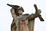 Čest a sláva Sovětské armádě - socha v Jiráskových sadech v Litoměřicích je polita červenou barvou.