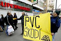 Zástupci Arniky protestovali proti PVC například i v Praze před supermarketem Tesco