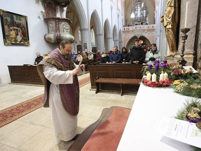 V Roudnici nad Labem zapálili první svíci na advetním věnci.