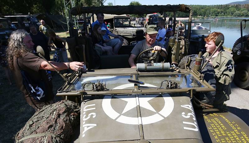 Téměř osmdesátka historických vozidel dorazila na sraz k jezeru Chmelař. Mezi nimi byla opět i vozidla jezdící na suchu a plovoucí na vodě.