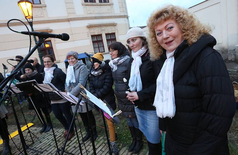 Tradiční živý betlém začal průvodem na Dómské náměstí, kde proběhla scénka o narození Ježiše.