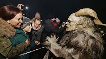 V Radovesicích spojili rozsvícení vánočního stromu s Krampus show.